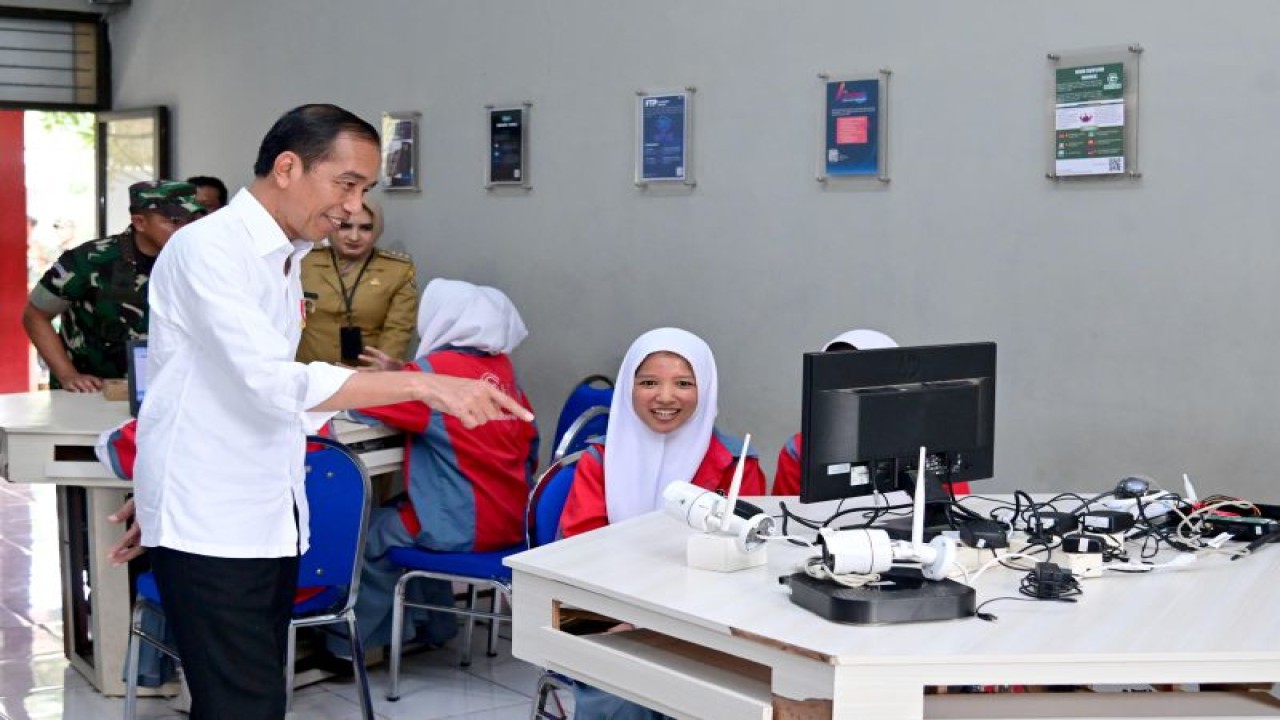 Presiden Joko Widodo berbincang dengan siswa SMKN 1 Kedungwuni, Pekalongan, Jawa Tengah, pada Rabu (13/12/2023). (ANTARA/HO-Biro Pers Sekretariat Presiden RI)