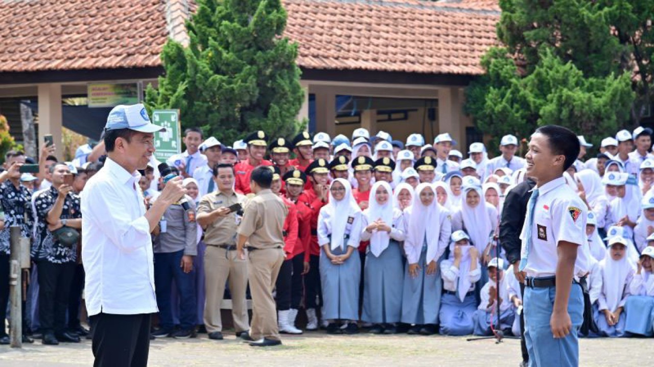 Presiden Joko Widodo saat mengunjungi SMKN 1 Kedungwungi, Pekalongan, Jawa Tengah, Rabu (13/12/2023). ANTARA/HO-Biro Pers Sekretariat Presiden