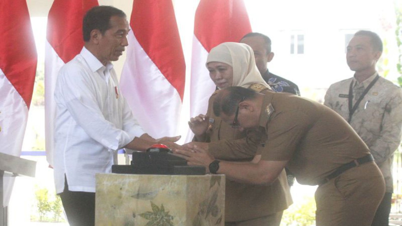 Presiden Joko Widodo (kiri) bersalaman dengan Pj Wali Kota Batu Aries Agung Paewai (dua kanan) dengan didampingi Gubernur Jatim Khofifah Indar Parawansa usai meresmikan Pasar Induk Among Tani di Kota Batu, Jawa Timur, Kamis (14/12/2023). (ANTARA FOTO/Ari Bowo Sucipto)