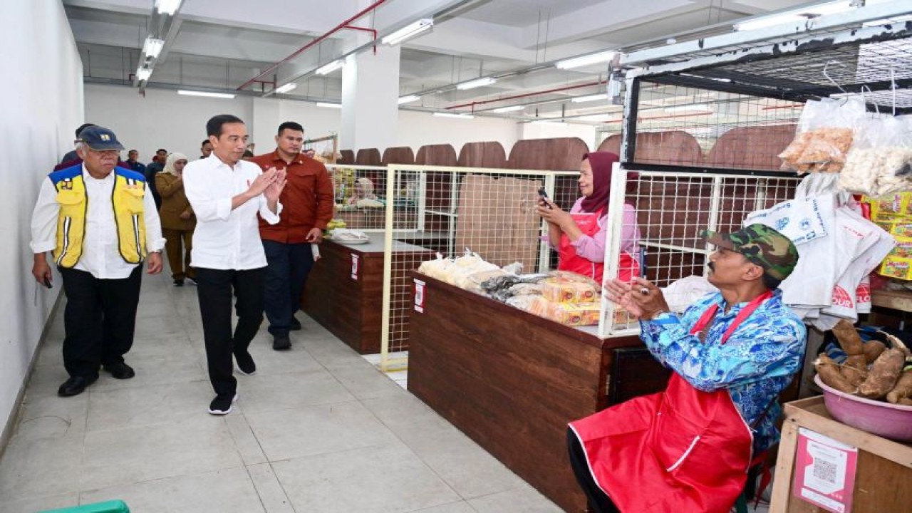 Presiden Joko Widodo saat menyapa pedagang Pasar Induk Among Tani di Kota Batu, Jawa Timur, Kamis (14/12/2023). (ANTARA/HO-Biro Pers Sekretariat Presiden)