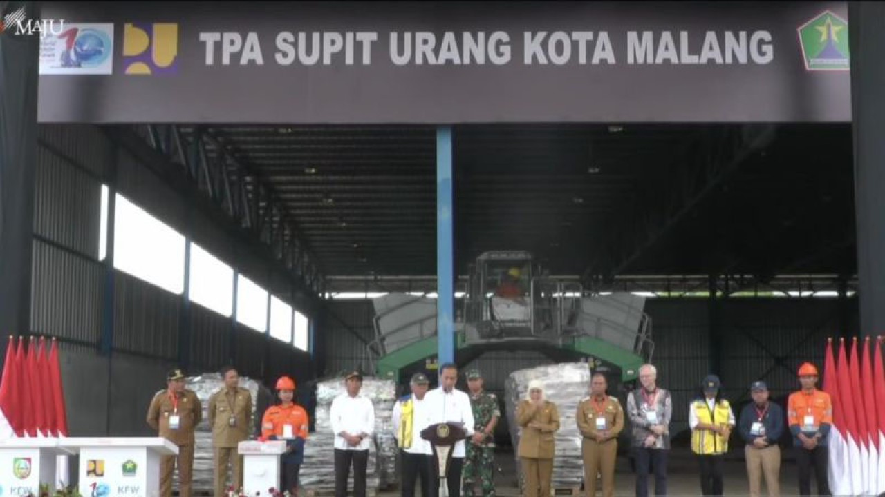 Tangkapan layar - Presiden Joko Widodo saat berpidato dalam agenda peresmian tiga fasilitas Tempat Pembuangan Akhir (TPA) sampah di TPA Supit Urang, Kota Malang, Provinsi Jawa Timur, Kamis (14/12/2023). (ANTARA/Andi Firdaus).