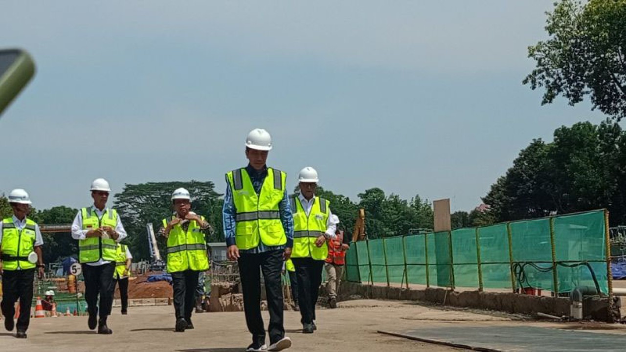 Presiden Joko Widodo setelah meninjau proyek MRT Fase 2A di kawasan Monas, Jakarta, Jumat (15/12/2023). ANTARA/Rangga Pandu