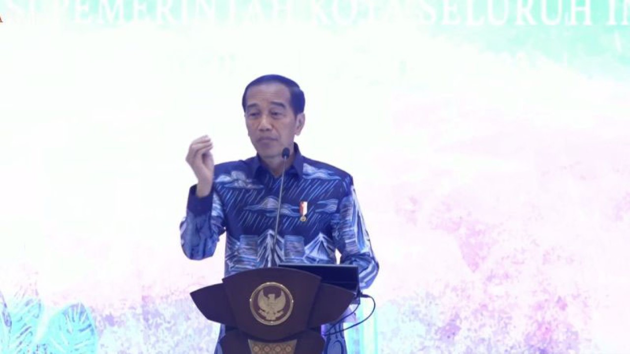 Tangkapan layar - Presiden RI Joko Widodo saat membuka agenda Musyawarah Nasional Luar Biasa APEKSI 2023 di Kota Bogor, Jawa Barat, Jumat (15/12/2023). (ANTARA/Andi Firdaus)