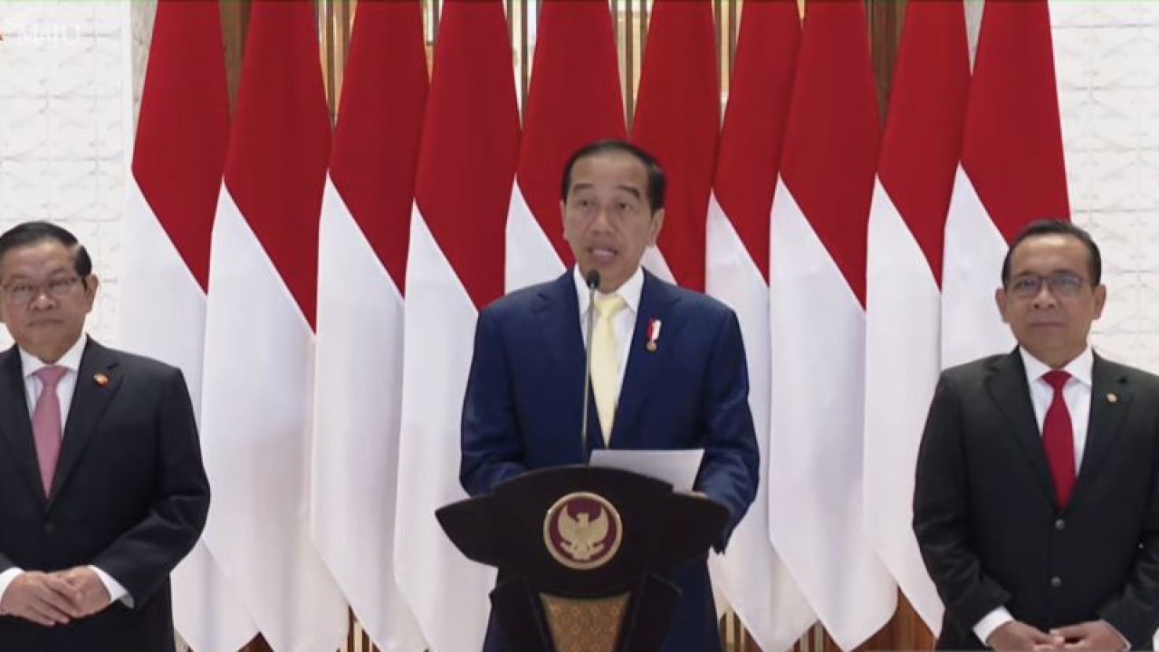 Tangkapan layar Presiden Joko Widodo ketika menyampaikan keterangan pers tentang keberangkatannya ke Tokyo untuk menghadiri KTT ASEAN-Jepang, dari Lanud Halim Perdanakusuma, Jakarta, pada Sabtu pagi (16/12/2023). (ANTARA/Yashinta Difa)