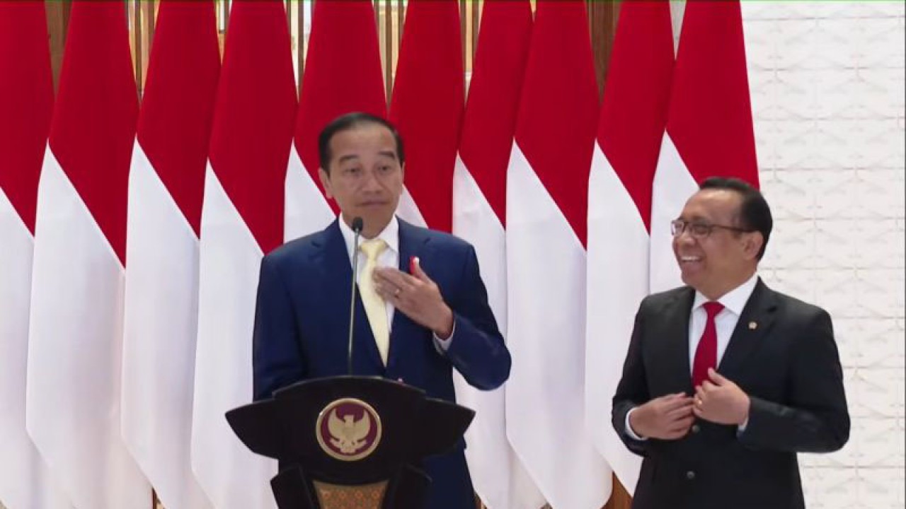 Tangkapan layar Presiden Joko Widodo memegangi dasi saat ditanya wartawan mengapa mengenakan dasi berwarna kuning, di Jakarta, Sabtu (16/12/2023). ANTARA/Rangga Pandu