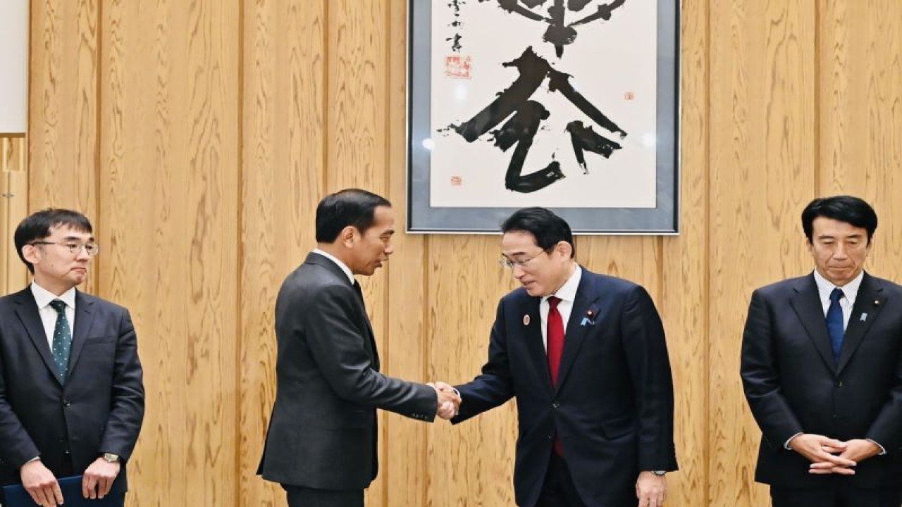 Presiden RI Joko Widodo berjabat tangan dengan Perdana Menteri Jepang Fumio Kishida usai keduanya menghadiri KTT AZEC di Main Hall Kantor PM Jepang, Tokyo, pada Senin (18/12/2023). (ANTARA/HO-Biro Pers Sekretariat Presiden RI)
