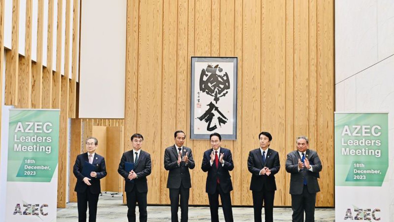 Presiden Joko Widodo berfoto bersama PM Kishida saat Konferensi Tingkat Tinggi Asia Zero Emission Community (KTT AZEC) yang digelar di Kantor Perdana Menteri (PM) Jepang, pada Senin, (18/12/2023). ANTARA/HO-Sekretariat Presiden-Laily Rachev/pri.