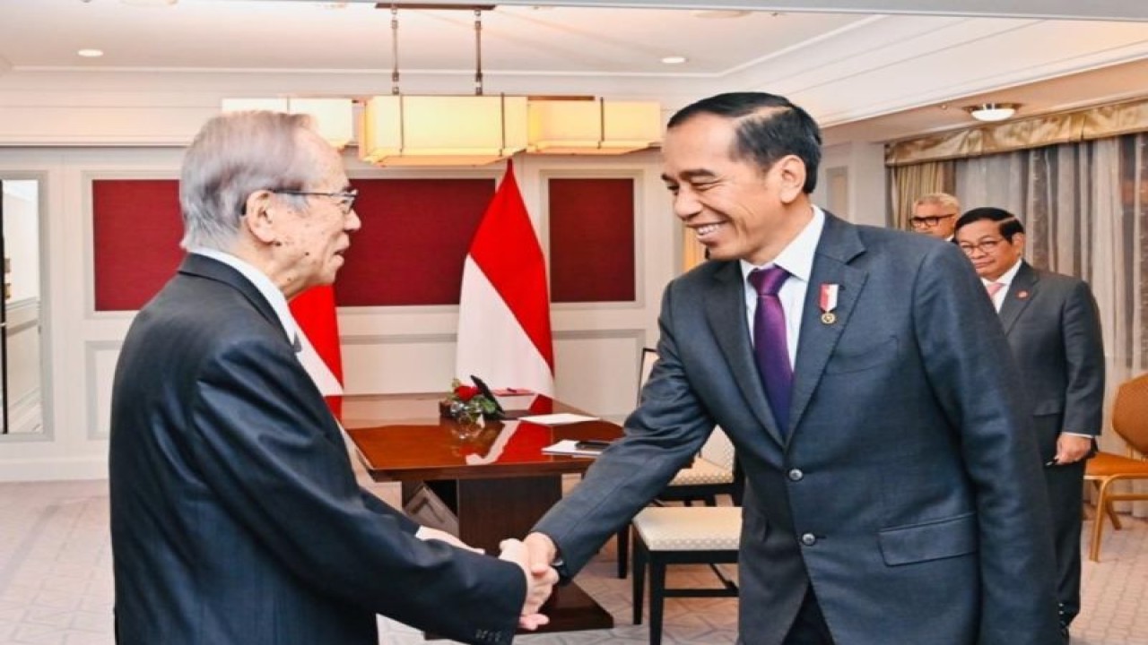 Presiden Joko Widodo bersama Presiden Japan-Indonesia Association (JAPINDA) Fukuda Yasuo, di Tokyo, Jepang, Minggu (18/12/2023). ANTARA/HO-Biro Pers Sekretariat Presiden