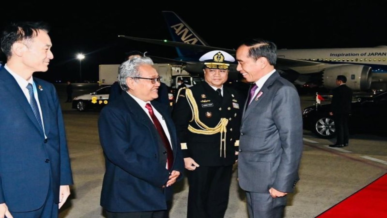 Presiden Joko Widodo saat akan kembali ke Jakarta dari Tokyo, Jepang, Senin (18/12/2023). ANTARA/HO-Biro Pers Sekretariat Presiden