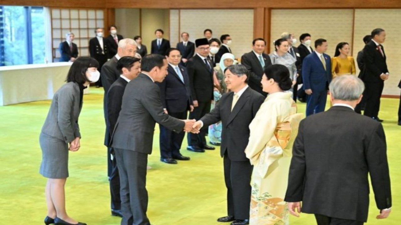 Presiden Joko Widodo bersama pemimpin negara ASEAN bertemu Kaisar Jepang Naruhito dan Permaisuri Masako di Istana Kekaisaran, Tokyo, Jepang, Senin (18/12/2023). ANTARA/HO-Biro Pers Sekretariat Presiden