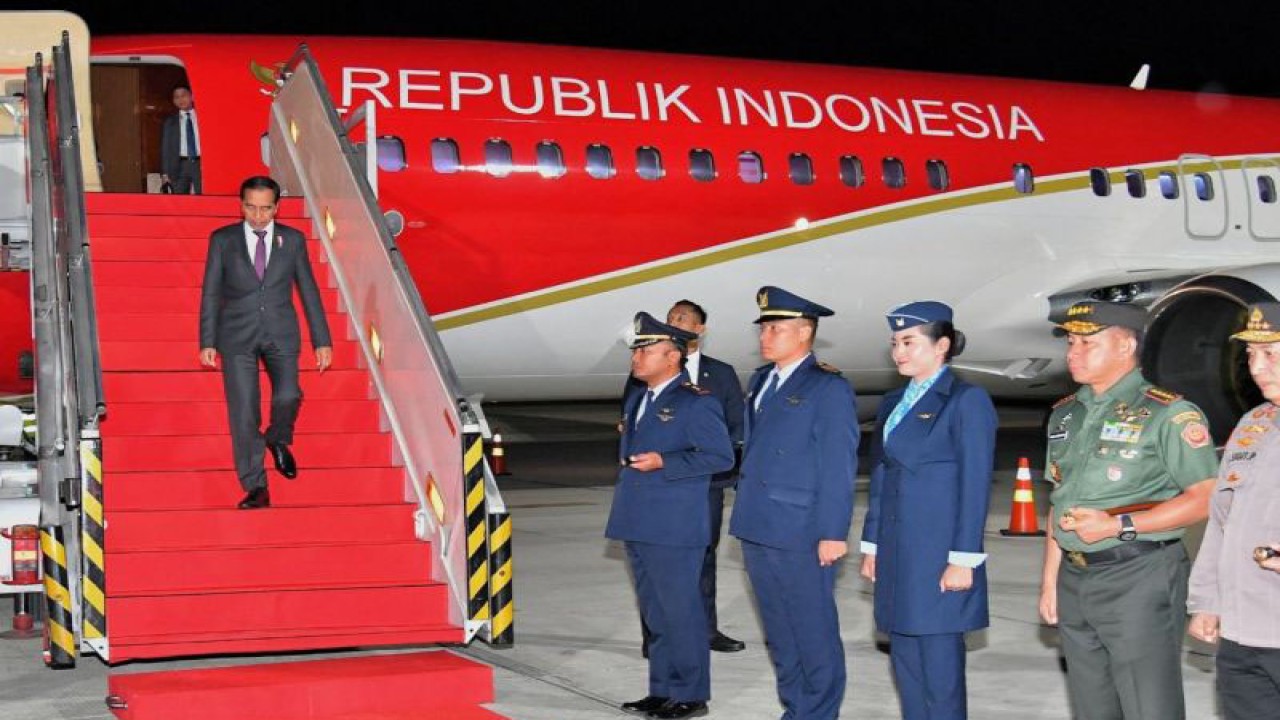 Presiden Joko Widodo tiba di tanah air dari kunjungan kerja ke Jepang, Selasa (19/12/2023). ANTARA/HO-Biro Pers Sekretariat Presiden