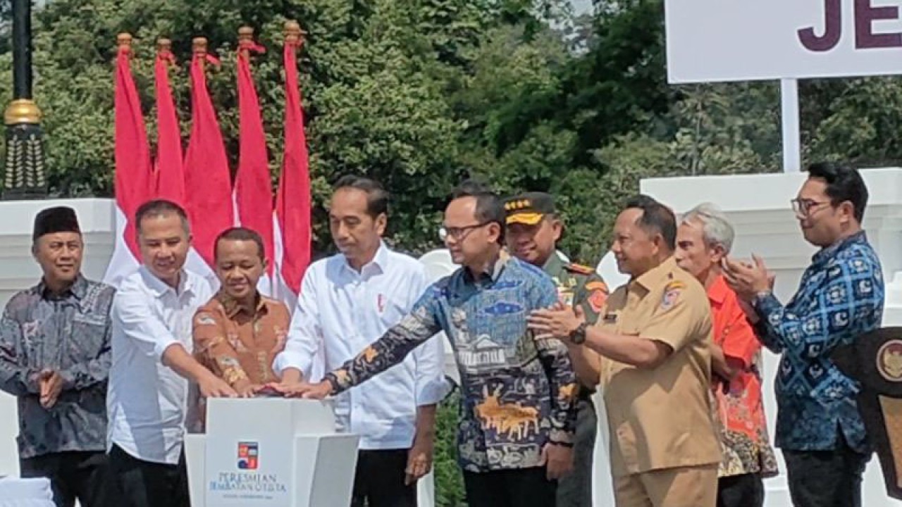 Presiden Jokowi (keempat dari kiri) didampingi Wali Kota Bogor Bima Arya Sugiarto (ketiga dari kanan), Mendagri Tito Karnavian (kedua dari kanan) , Penjabat Gubernur Jawa Barat Bey Machmudin (kedua dari kiri) dan Gubernur Jawa Barat 2018-2023 Ridwan Kamil (kesatu dari kanan) saat meresmikan Jembatan Otista, di lokasi, Selasa (19/12/2023). (ANTARA/Linna Susanti)