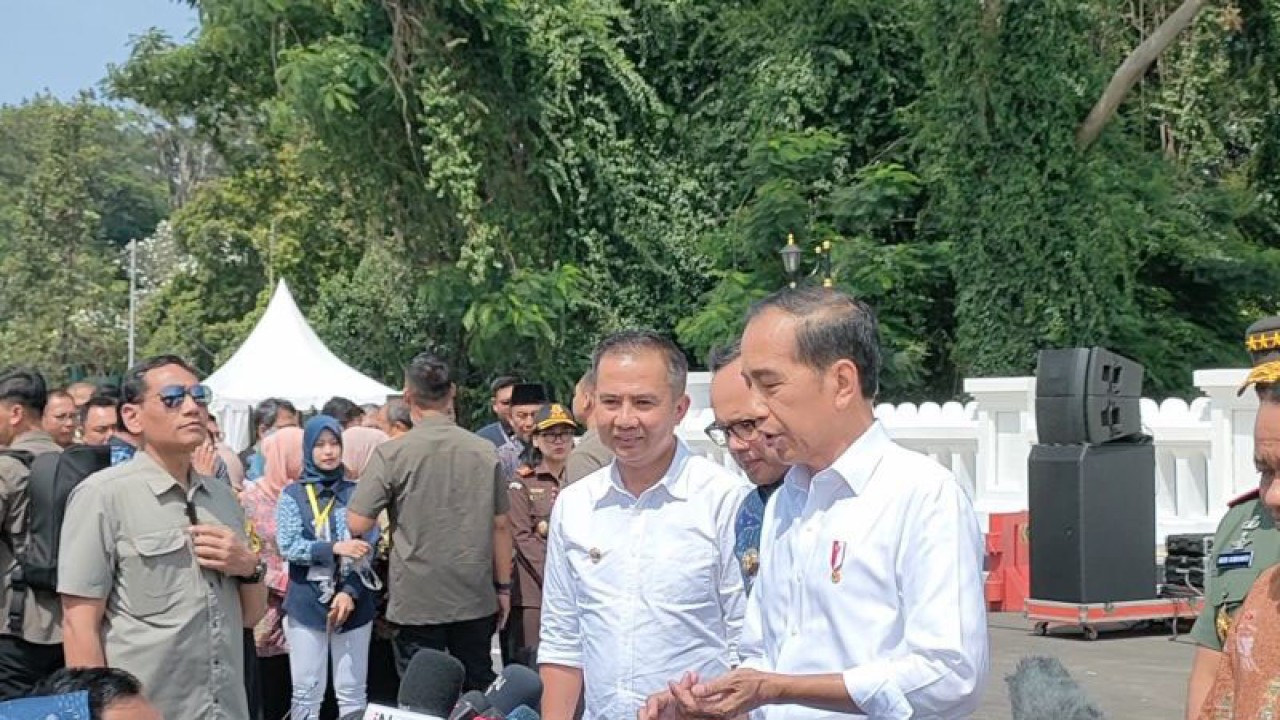 Presiden Jokowi saat diwawancarai seusai peresmian Jembatan Otista Kota Bogor, Jawa Barat, Selasa (19/12/2023). (ANTARA/Linna Susanti)