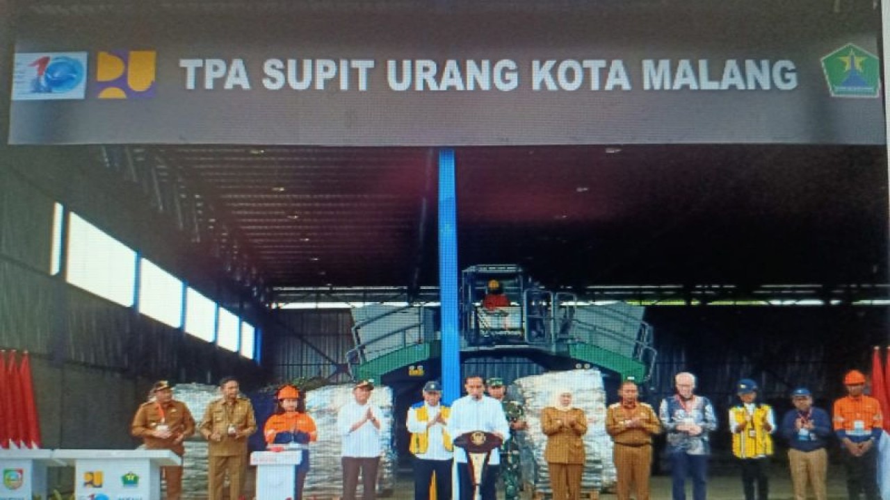 Dokumentasi - Presiden Joko Widodo saat meresmikan TPA Supit Urang Kota Malang, Jawa Timur, Kamis (14/12/2023). ANTARA/HO-PT PP.
