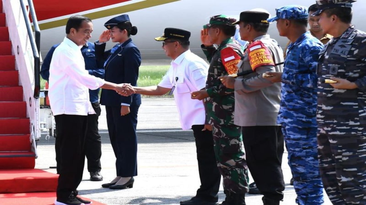 Presiden Joko Widodo tiba di Bandar Udara Internasional Sultan Aji Muhammad Sulaiman Sepinggan, Kota Balikpapan, untuk selanjutnya melakukan kunjungan kerja ke Ibu Kota Nusantara (IKN), Kabupaten Penajam Paser Utara, Kaltim, Rabu (20/12/2023). ANTARA/HO-Biro Pers Sekretariat Presiden RI