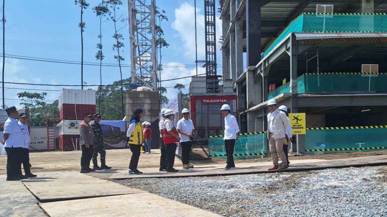Presiden Joko Widodo, bersama rombongan meninjau pembangunan Hotel Nusantara di Ibu Kota Nusantara, Rabu (20/12) (ANTARA/Nyaman Bagus Purwaniawan/Mohammad Solih Januar)