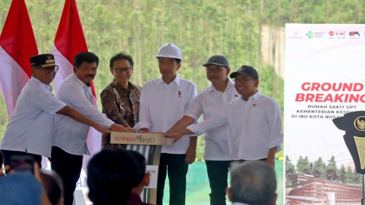 Presiden Joko Widodo didampingi Pj Gubernur Kalimantan Timur Akmal Malik (kiri), Menteri Agraria dan Tata Ruang/Kepala Badan Pertanahan Nasional Hadi Tjahjanto, (kedua kiri), Menteri Kesehatan Budi Gunadi Sadikin (ketiga kiri), Kepala Otorita IKN Bambang Susantono (kedua kanan) dan Menteri Sekretaris Negara Pratikno (kanan) meresmikan Rumah Sakit Umum Pusat di Ibu Kota Nusantara, Penajam Paser Utara, Kalimantan Timur, Rabu (20 Desember 2023). (ANTARA/Novi Abdi)