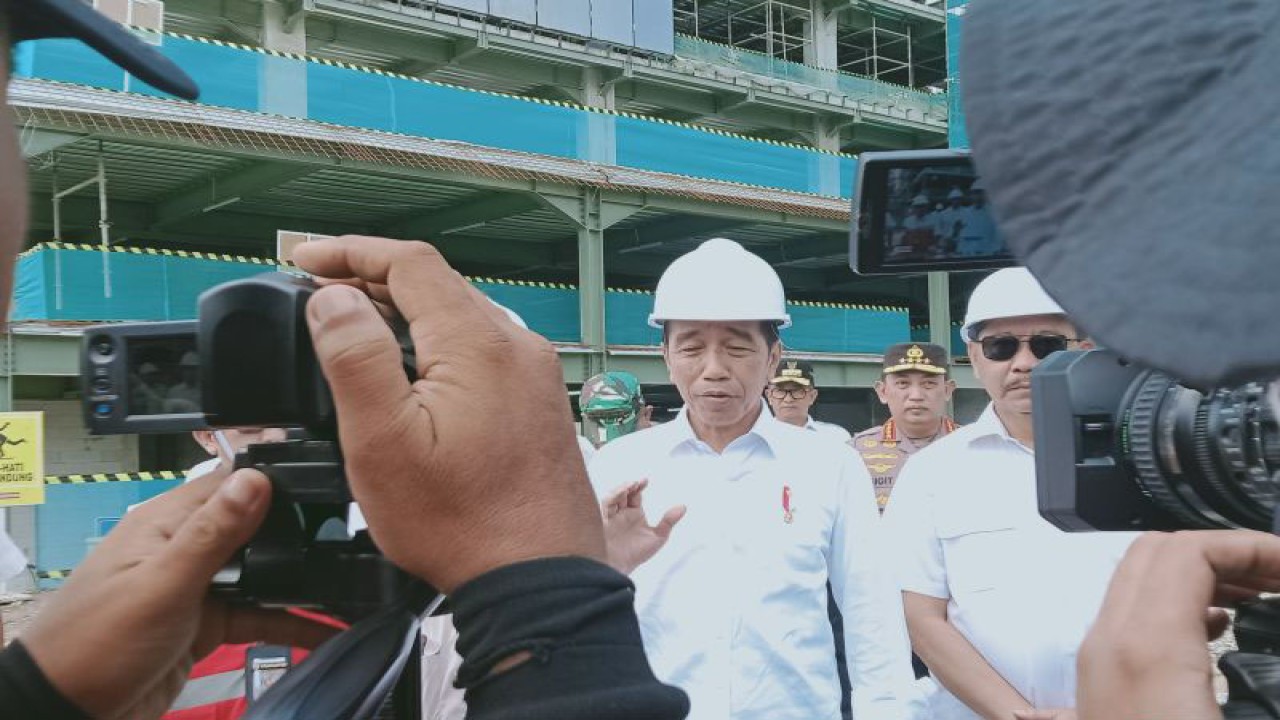 Presiden Jokowi diwawancara awak media saat melakukan kegiatan peletakan batu pertama sejumlah pembangunan, peninjauan kemajuan pekerjaan pembangunan dan penanaman pohon di Kota Nusantara di Kecamatan Sepaku, Kabupaten Penajam Paser Utara, Provinsi Kalimantan Timur, Rabu (20/12/2023) (ANTARA/Nyaman Bagus Purwaniawan)