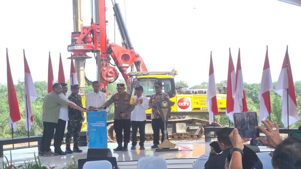 Presiden Jokowi groundbreaking pembangunan gedung polres khusus kawasan Kota Nusantara di Kecamatan Sepaku, Kabupaten Penajam Paser Utara, Provinsi Kalimantan Timur, Kamis (21/12/2023) (ANTARA/Nyaman Bagus Purwaniawan-Mohammad Solih Januar)