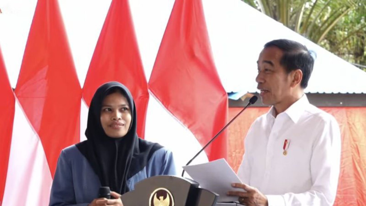 Tangkapan layar - Presiden RI Joko Widodo saat berdialog dengan salah satu mahasiswa semester pertama Universitas Gunadarma di sela penyampaian pidato peletakkan batu pertama pembangunan Gedung II Kampus Nusantara Universitas Gunadarma, di Kabupaten Penajam Paser Utara, Kalimantan Timur, Kamis (21/12/2023). (ANTARA/Andi Firdaus)