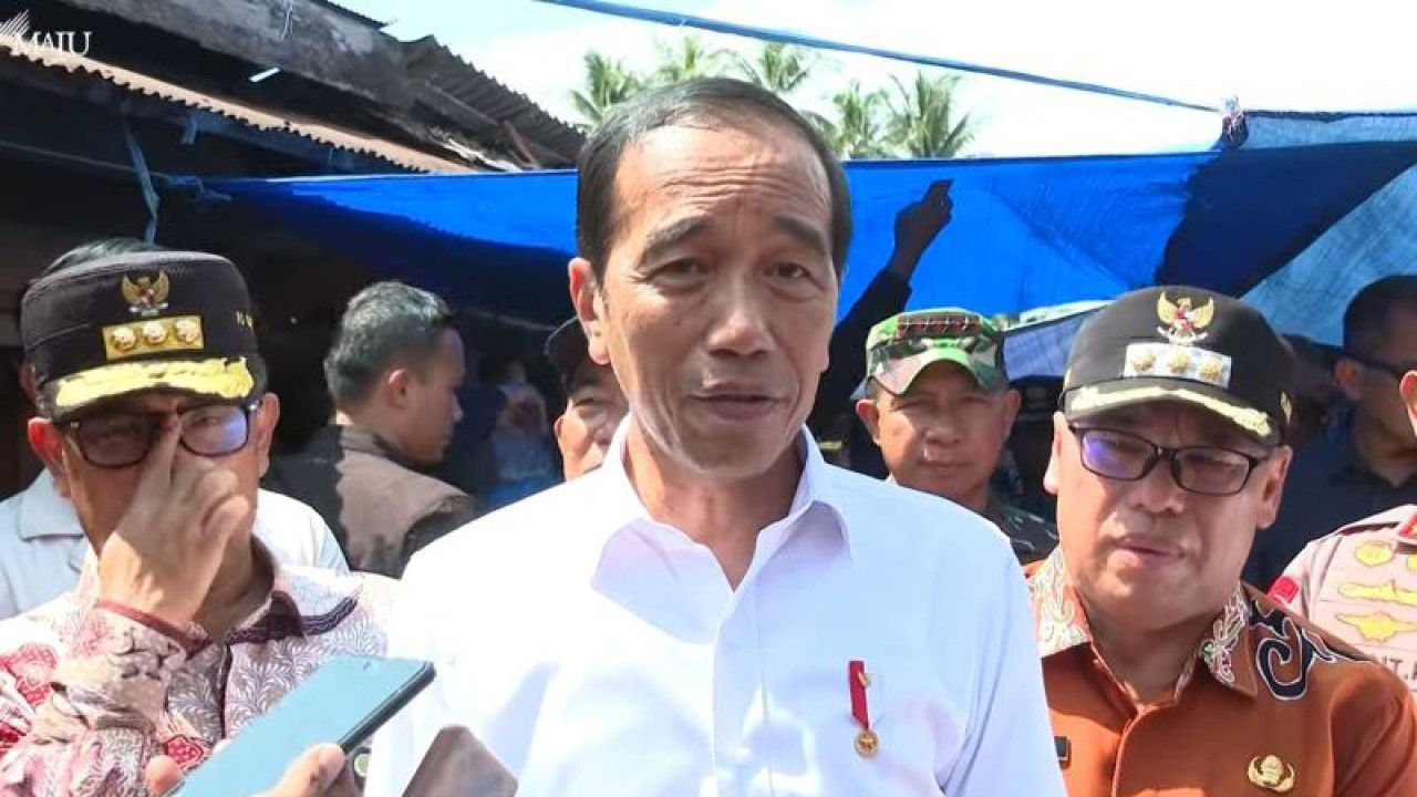 Tangkapan layar Presiden Joko Widodo memberikan keterangan kepada wartawan usai meninjau Pasar Waru, Penajam Paser Utara, Kalimantan Timur, Kamis (21/12/2023). ANTARA/Rangga Pandu