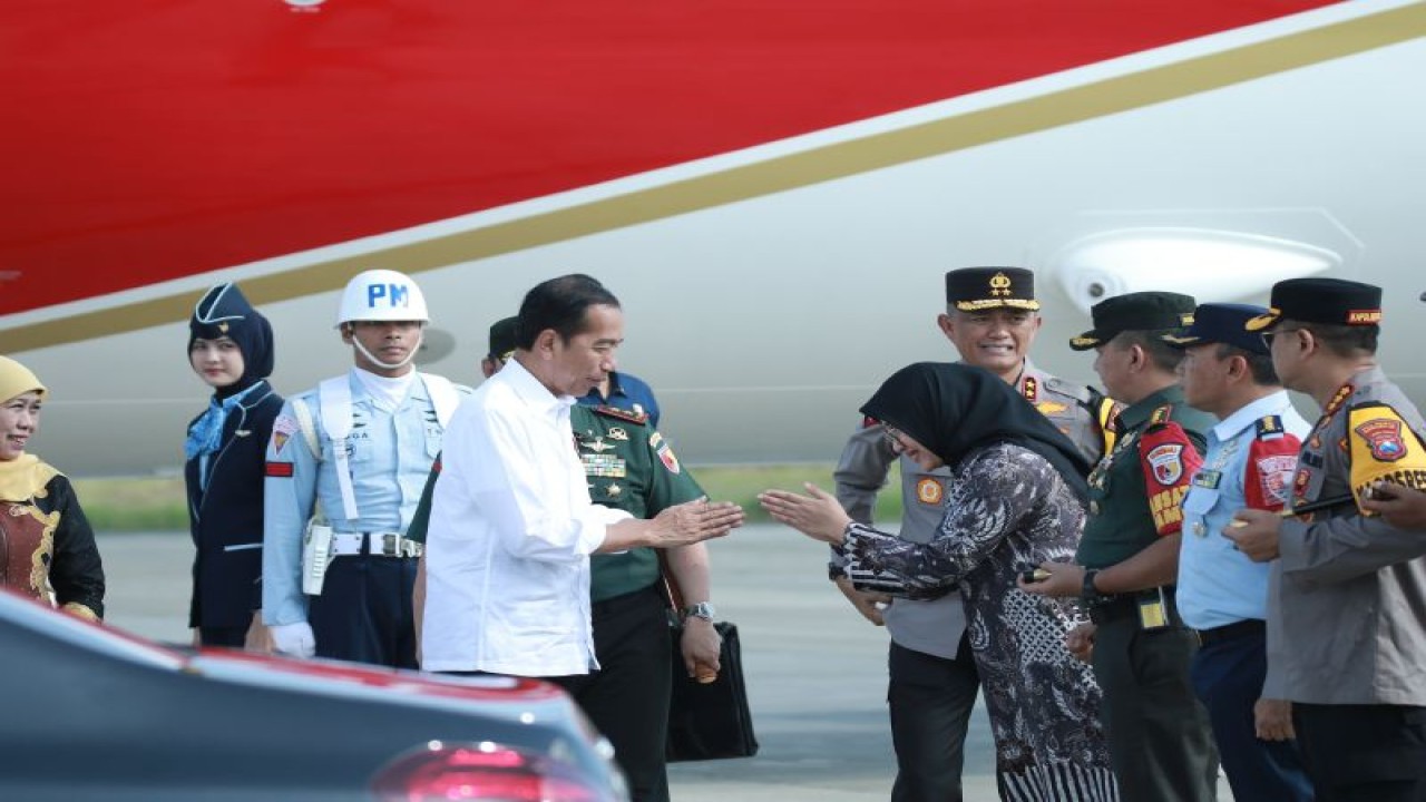 Presiden RI Joko Widodo tiba Bandara Banyuwangi, Jawa Timur, disambut Bupati Banyuwangi Ipuk Fiestiandani. Rabu (27/12/2023) ANTARA/HO-Humas Pemkab Banyuwangi
