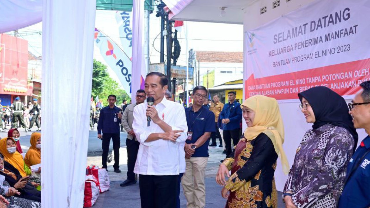 Presiden Joko Widodo membagikan bantuan untuk warga di Kantor Pos Genteng, Kabupaten Banyuwangi, Provinsi Jawa Timur, Rabu (27/12/2023). ANTARA/HO-BPMI Setpres.