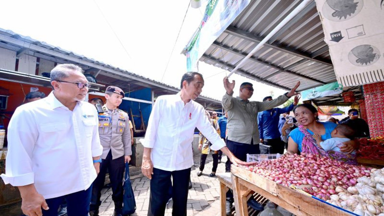 Presiden RI Joko Widodo (tengah) didampingi Menteri Perdagangan Zulkifli Hasan (kiri) berdialog dengan pedagang bawang di Pasar Rogojampi, Kabupaten Banyuwangi, Jawa Timur, Rabu (27/12/2023). ANTARA/HO-BPMI Setpres