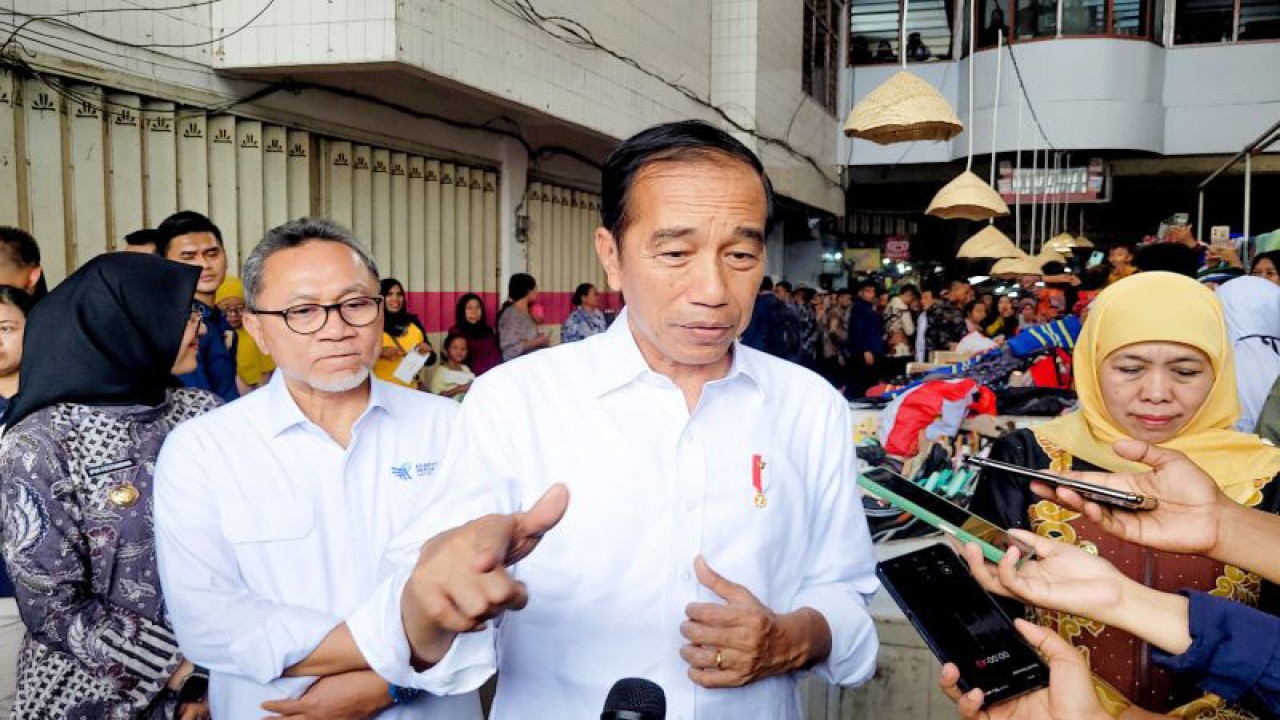 Presiden Joko Widodo memberikan keterangan kepada wartawan usai meninjau Pasar Rogojampi di Banyuwangi, Jawa Timur, Rabu (27/12/2023). (ANTARA/Novi Husdinariyanto)