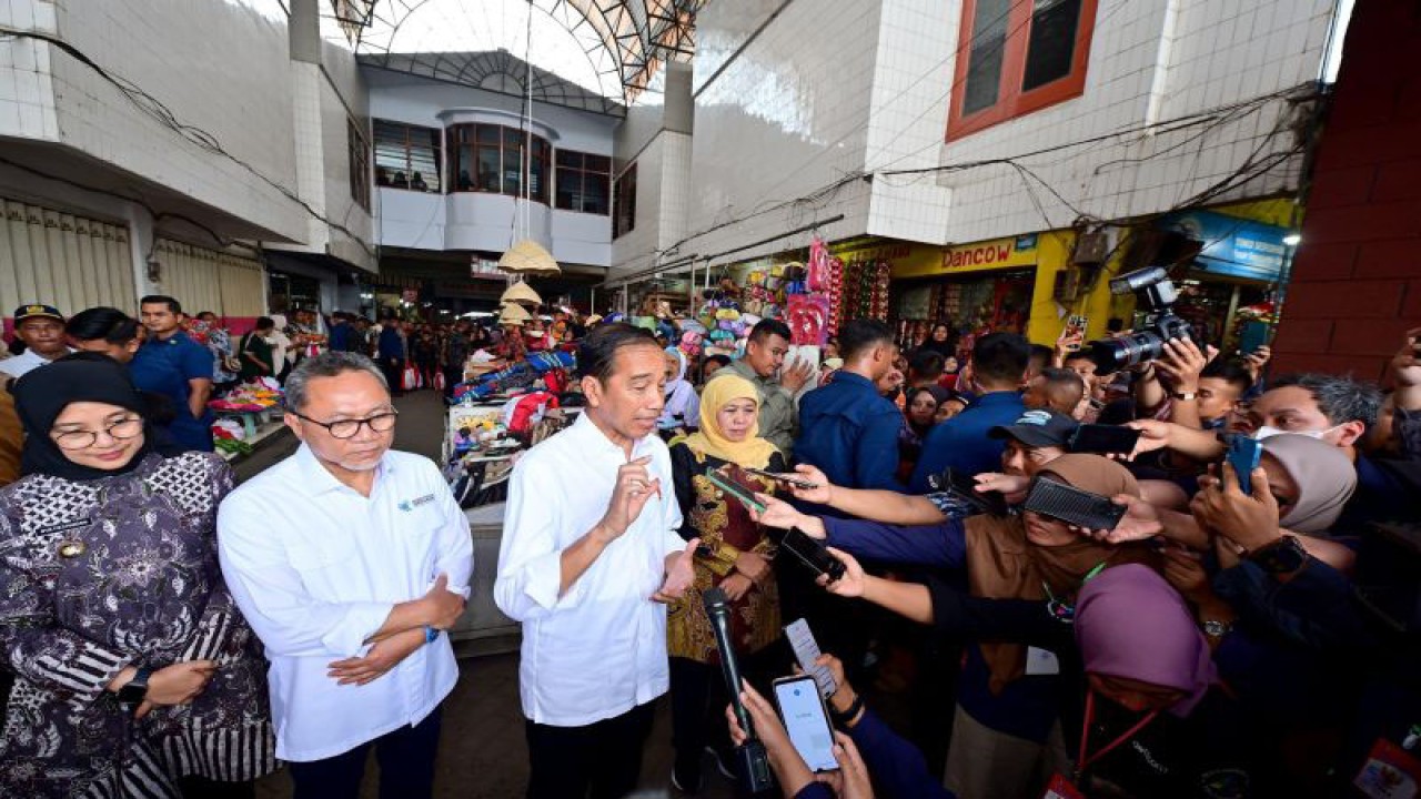 Presiden Joko Widodo (Jokowi) memberikan keterangan kepada media setelah mengunjungi Pasar Rogojampi, Kabupaten Banyuwangi, Provinsi Jawa Timur, Rabu (27/12/2023). (ANTARA/HO-Biro Pers Sekretariat Presiden/Muchlis Jr)