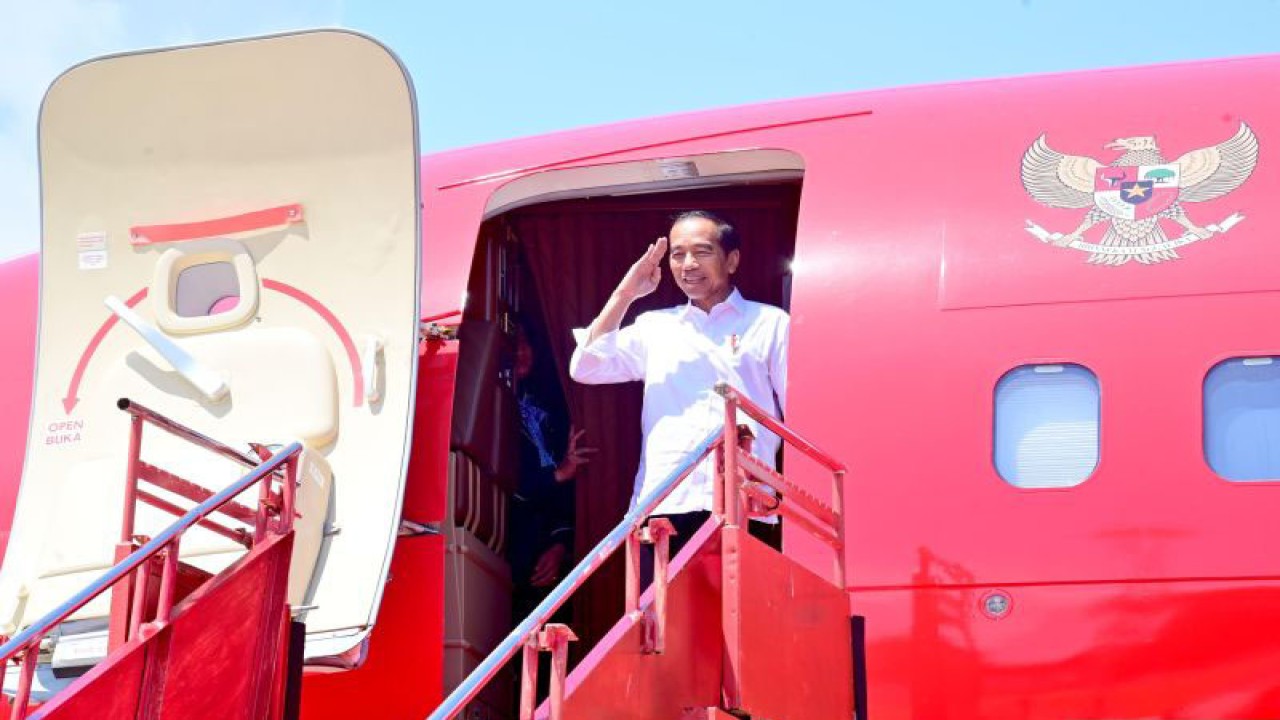 Presiden Joko Widodo saat akan bertolak ke Sidoardjo, Jawa Timur, dari Bandar Udara Internasional Banyuwangi, Rabu (27/12/2023). ANTARA/HO-BPMI Setpres.