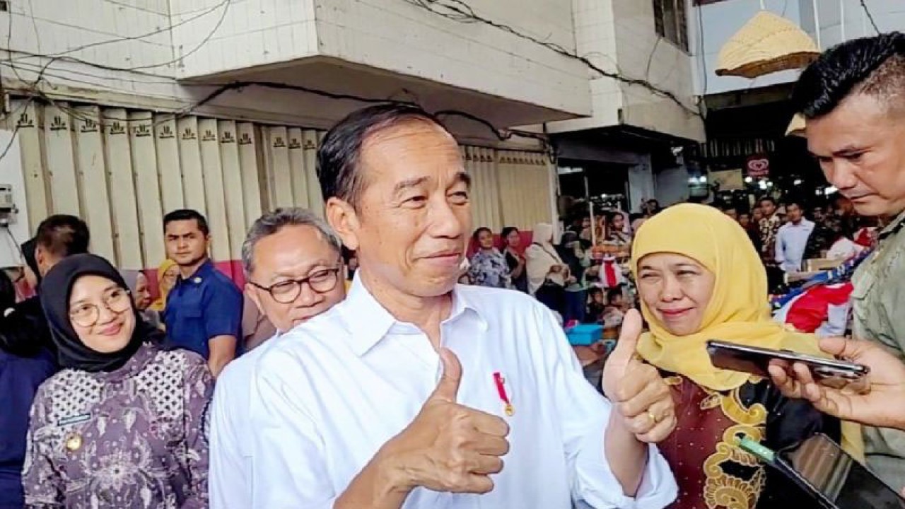Presiden Republik Indonesia Joko Widodo mengacungkan dua jempol untuk Banyuwangi, Jawa Timur, di sela meninjau harga di Pasar Rogojampi. Rabu (27/12/2023) ANTARA/Novi Husdinariyanto