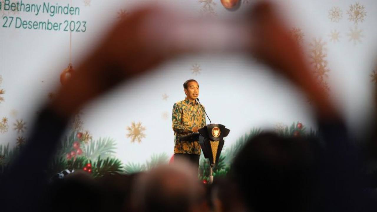 Presiden Joko Widodo saat menyampaikan pidato di Perayaan Natal Nasional 2023 di Graha Bethany Surabaya, Rabu (27/12/2023). (ANTARA/Rizal Hanafi)