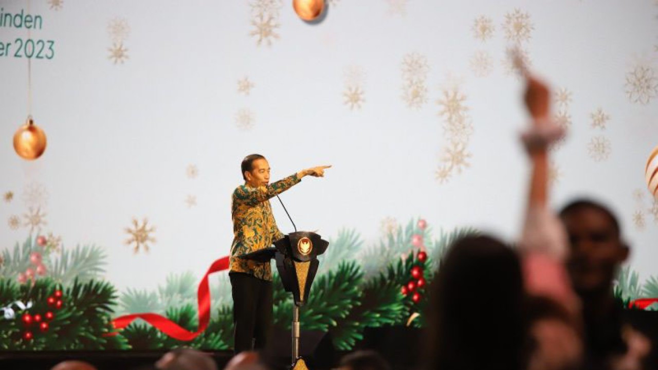 Presiden Joko Widodo memberikan sambutan saat Perayaan Natal Nasional di Graha Bethany Surabaya, Jawa Timur, Rabu (27/12/2023). ANTARA/Rizal Hanafi