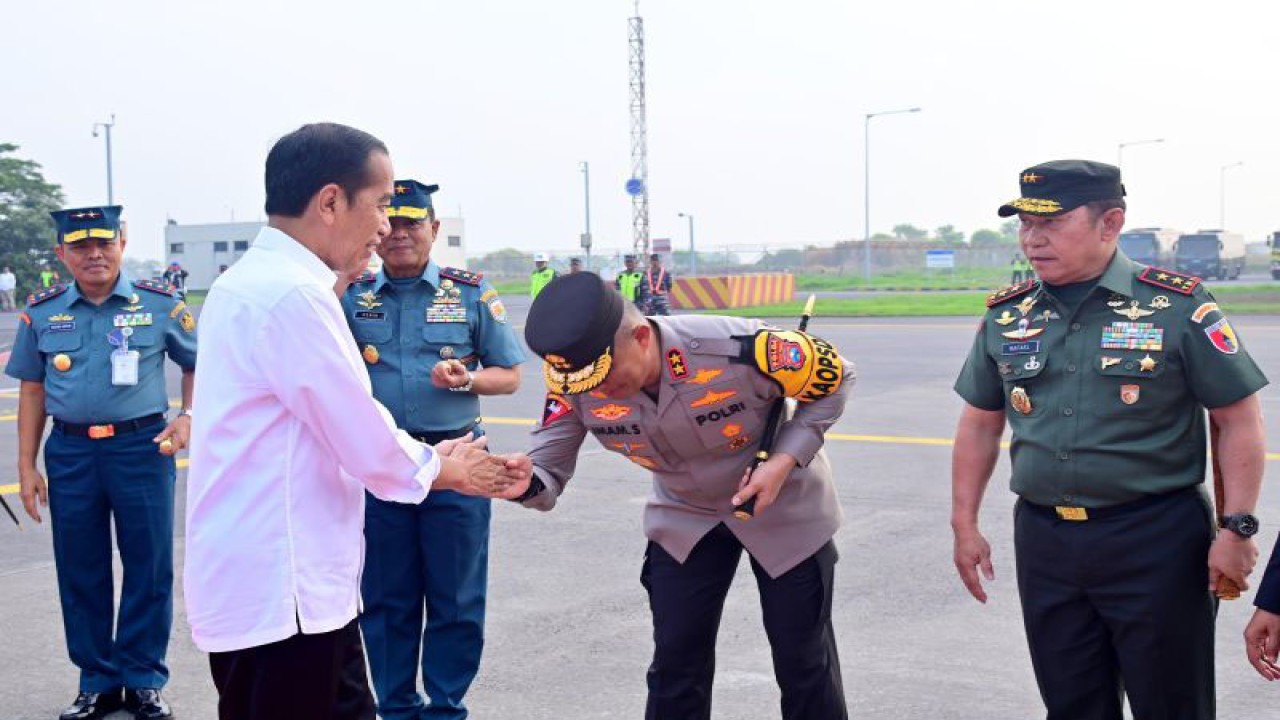 Presiden Joko Widodo saat akan menuju Sulawesi Utara, dari Sidoarjo, Jawa Timur, Kamis (28/12/2023). ANTARA/HO-BPMI Setpres