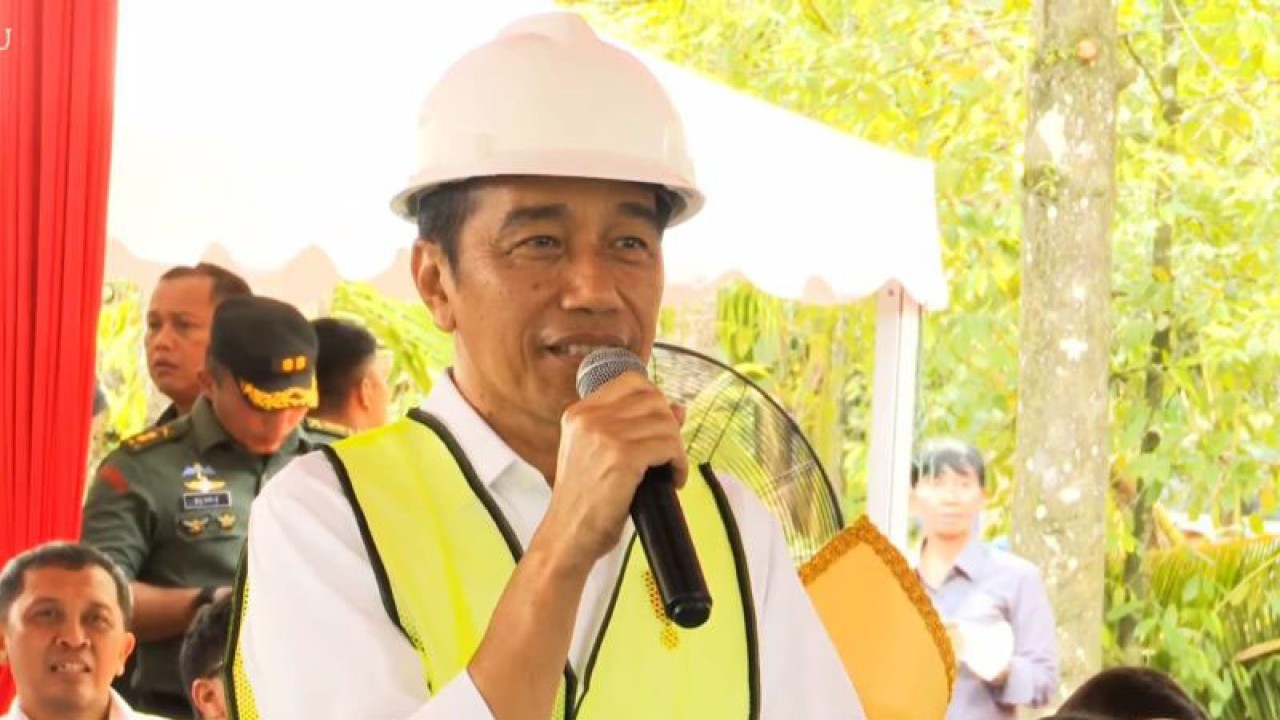 Tangkapan layar, Presiden Joko Widodo melakukan dialog melalui konferensi video dengan penerima manfaat sinyal BTS 4G, usai Peresmian Pengoperasian Sinyal BTS 4G Bakti serta Integrasi Satelit Satria-1, di Kabupaten Kepulauan Talaud, Sulawesi Utara, Kamis (28/12/2023). ANTARA/Rangga Pandu