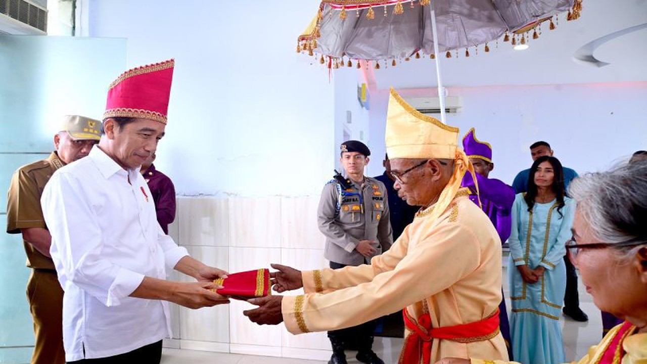 Presiden Joko Widodo menerima anugerah gelar adat di Kepulauan Talaud, Sulawesi Utara, Kamis (28/12/2023). ANTARA/HO-BPMI Setpres