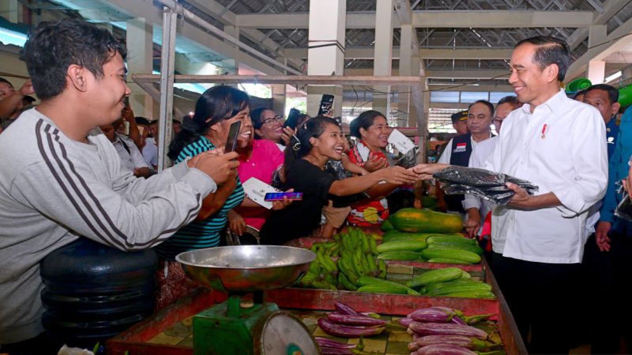 Presiden Joko Widodo menyapa masyarakat dan pedagang di Pasar Melonguane, Kabupaten Kepulauan Talaud, Provinsi Sulawesi Utara, Kamis (28/12/2023). ANTARA/HO-BPMI Setpres
