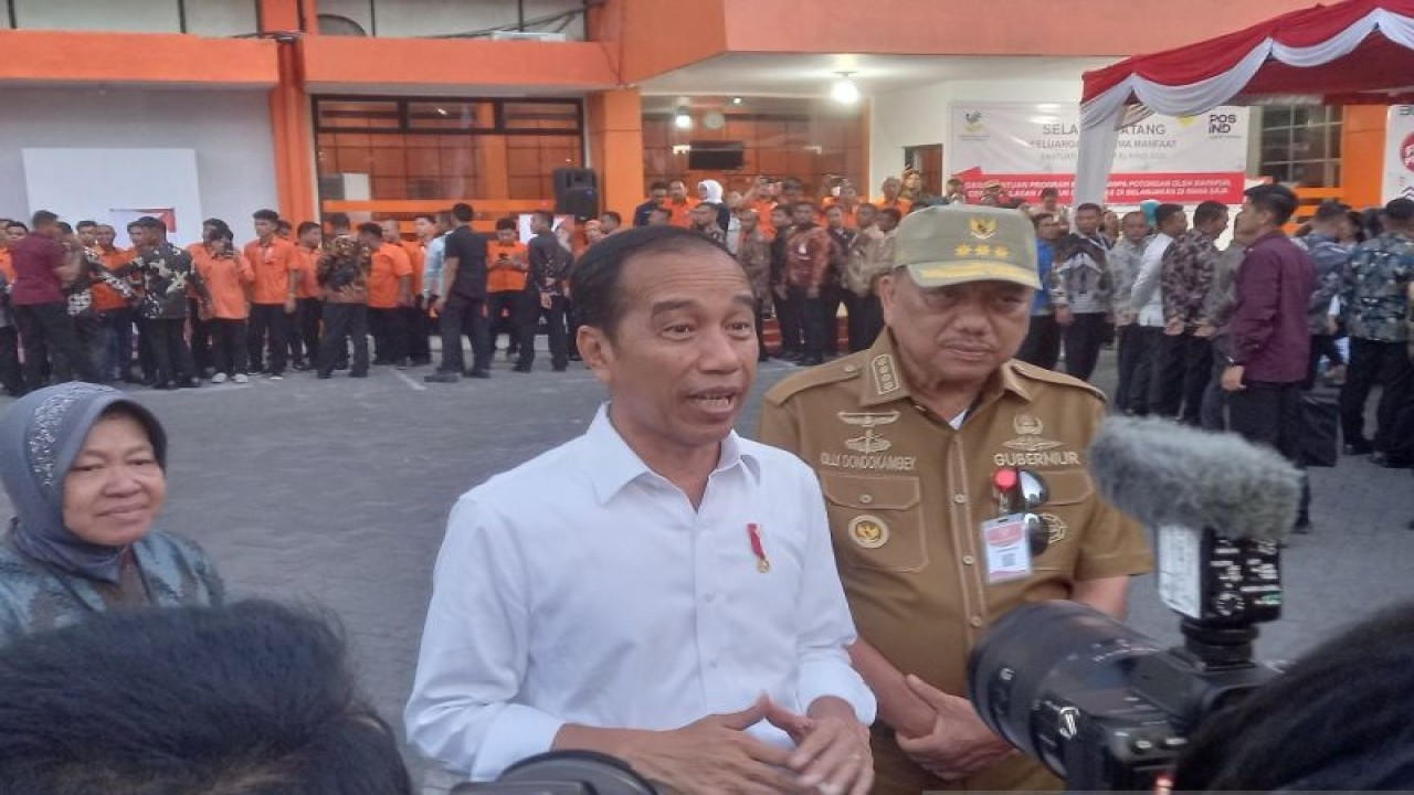 Presiden RI Joko Widodo didampingi Gubernur Sulut Olly Dondokambey, saat diwawancarai usai kegiatan pembagian bantuan el nino, di Manado, Kamis (28/12/2023). ANTARA/NancyvL Tigauw.