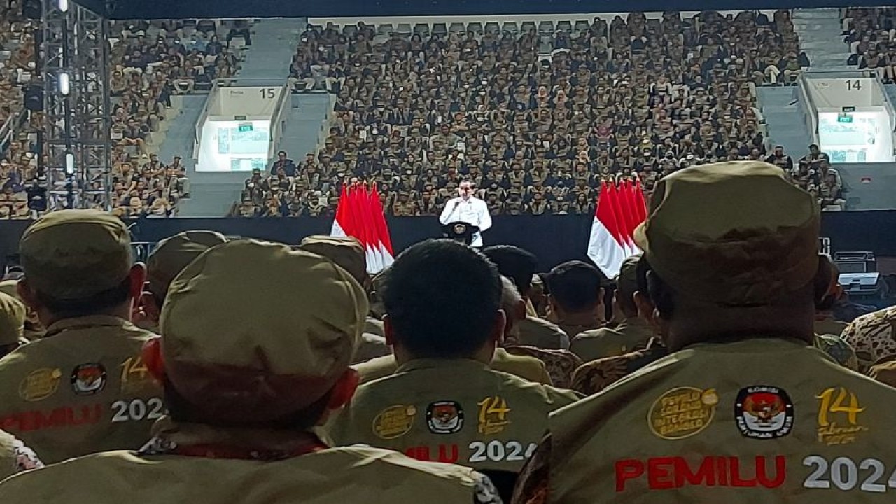Presiden RI Joko Widodo (Jokowi) saat menyampaikan arahan kepada jajaran Komisi Pemilihan Umum (KPU) dalam agenda Rapat Konsolidasi Nasional 2023 Dalam Rangka Kesiapan Pemilu 2024 di Istora Senayan Gelora Bung Karno (GBK) Jakarta, Sabtu (30/12/2023). ANTARA/Andi Firdaus