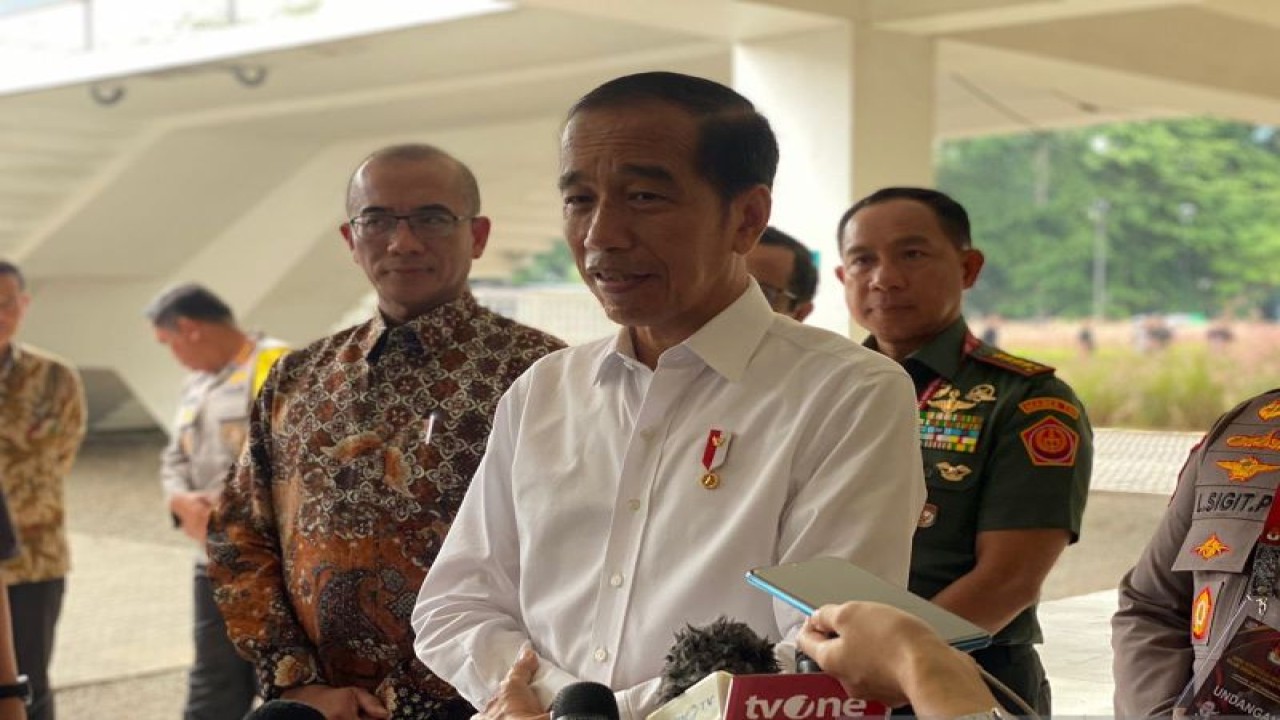 Presiden Joko Widodo saat memberikan keterangan di Jakarta, Sabtu (30/12/2023). (ANTARA/Andi Firdaus)