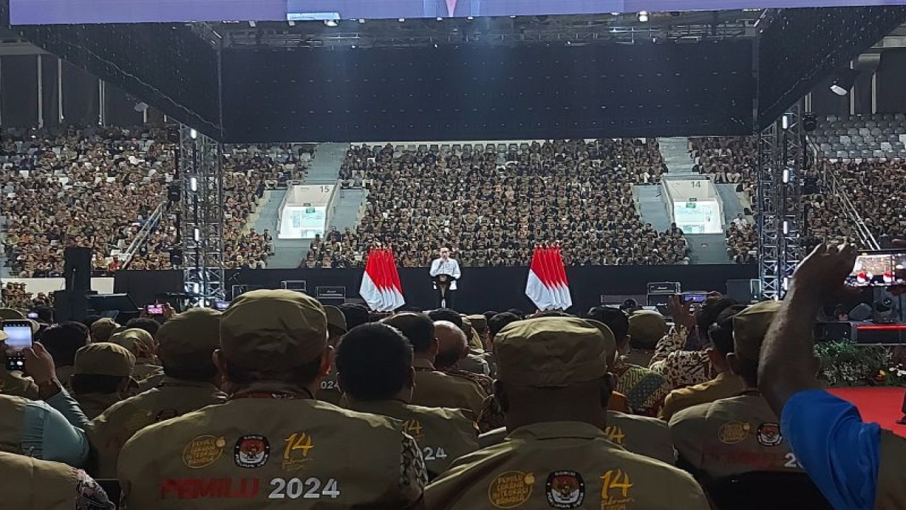Presiden Joko Widodo saat menyampaikan arahan kepada petugas Komisi Pemilihan Umum (KPU) dalam agenda Rapat Konsolidasi Nasional 2023 Dalam Rangka Kesiapan Pemilu 2024 di Istora Senayan Gelora Bung Karno, Jakarta, Sabtu (30/12/2023). ANTARA/Andi Firdaus