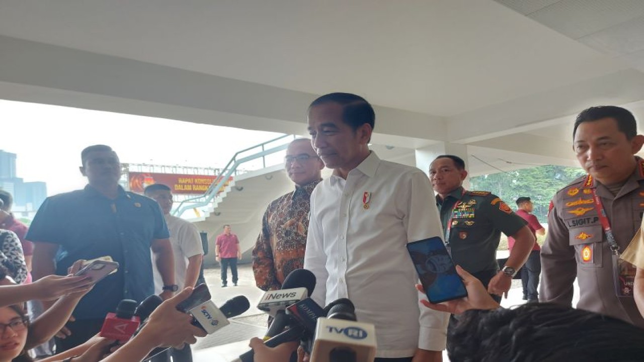 Presiden Joko Widodo saat menyampaikan keterangan kepada wartawan usai menghadiri Rapat Konsolidasi Nasional 2023 Dalam Rangka Kesiapan Pemilu 2024 di Istora Senayan Gelora Bung Karno, Jakarta, Sabtu (30/12/2023). ANTARA/Andi Firdaus