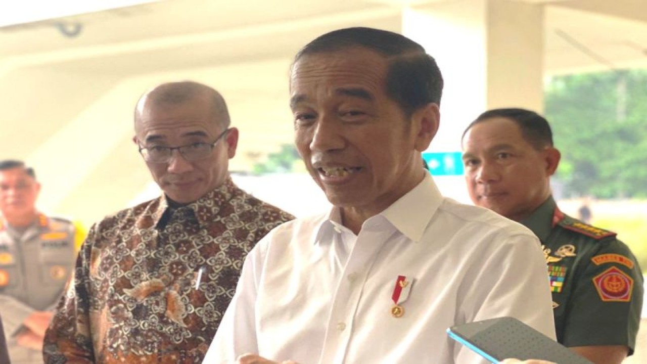 Presiden Joko Widodo memberikan keterangan kepada wartawan di Jakarta, Sabtu (30/12/2023). ANTARA/Andi Firdaus