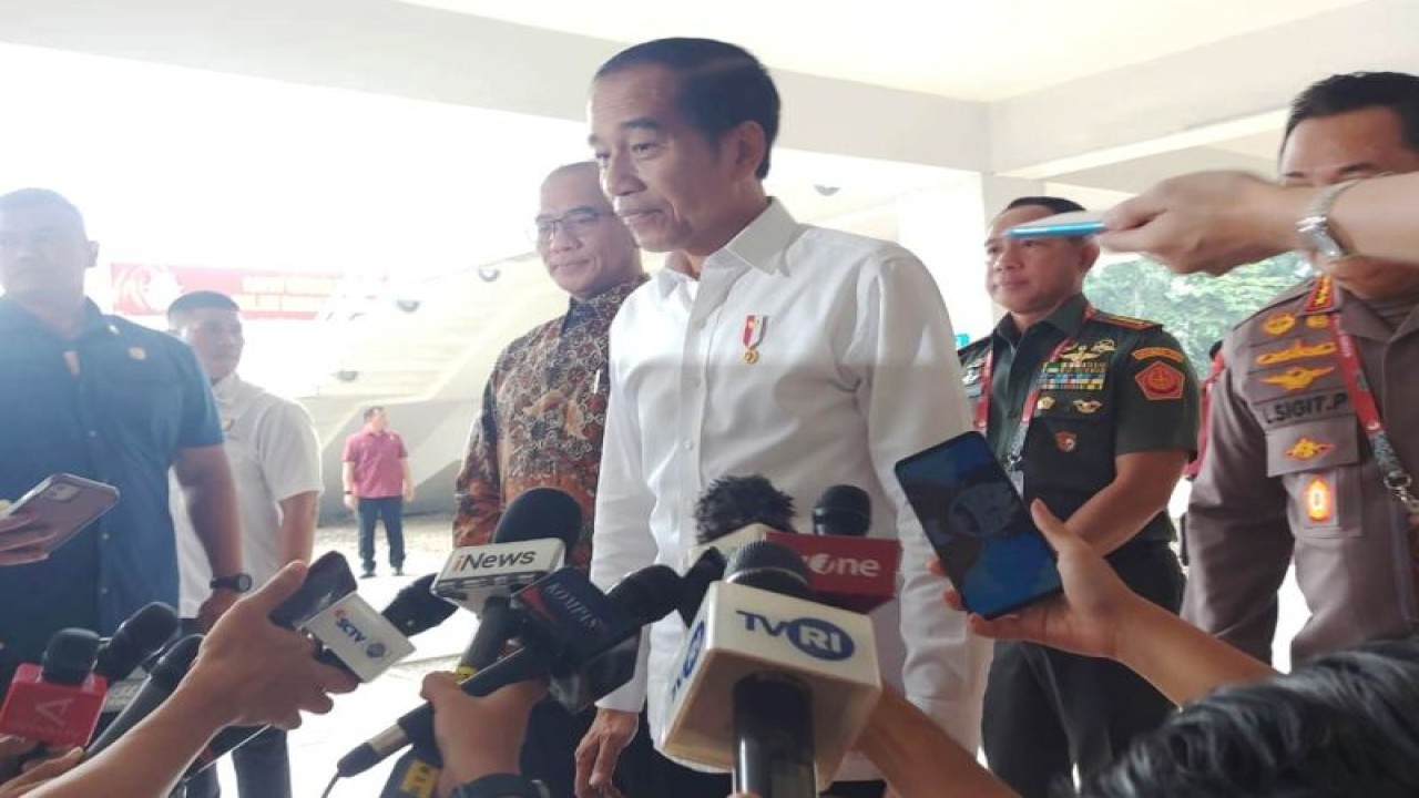 Presiden RI Joko Widodo (Jokowi) saat menyampaikan keterangan usai menghadiri agenda Rapat Konsolidasi Nasional 2023 Dalam Rangka Kesiapan Pemilu 2024 di Istora Senayan Gelora Bung Karno Jakarta, Sabtu (30/12/2023). ANTARA/Andi Firdaus