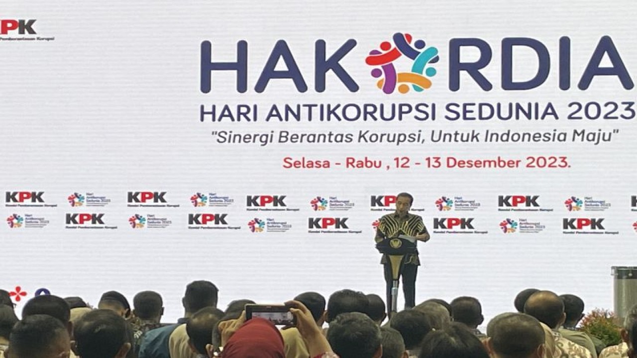 Presiden Joko Widodo menyampaikan sambutan pada Peringatan Hari Antikorupsi Sedunia (Hakordia) 2023 di Istora Senayan, Jakarta, Selasa (12/12/2023). ANTARA/Yashinta Difa.