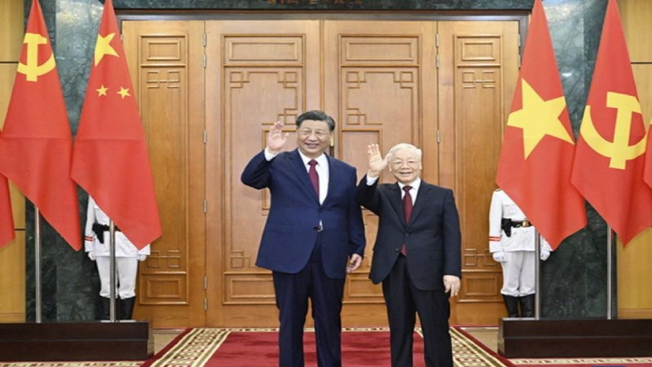 Presiden China Xi Jinping bertemu dengan Sekretaris Jenderal Komite Sentral Partai Komunis Vietnam (CPV) Nguyen Phu Trong di gedung Komite Sentral CPV, Hanoi, Vietnam pada Selasa (13/12/2023) (ANTARA/HO-Kementerian Luar Negeri RRC)
