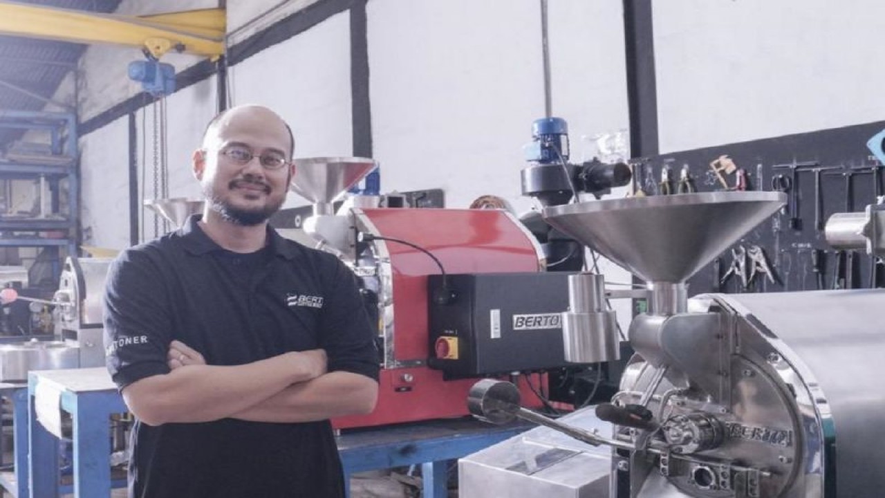 Business Developer Berto Coffee Roaster Marcel Patilaya menunjukkan mesin penyangrai kopi yang dilengkapi teknologi canggih hasil produksi perusahaan tersebut (Antara/HO/Schneider electric)