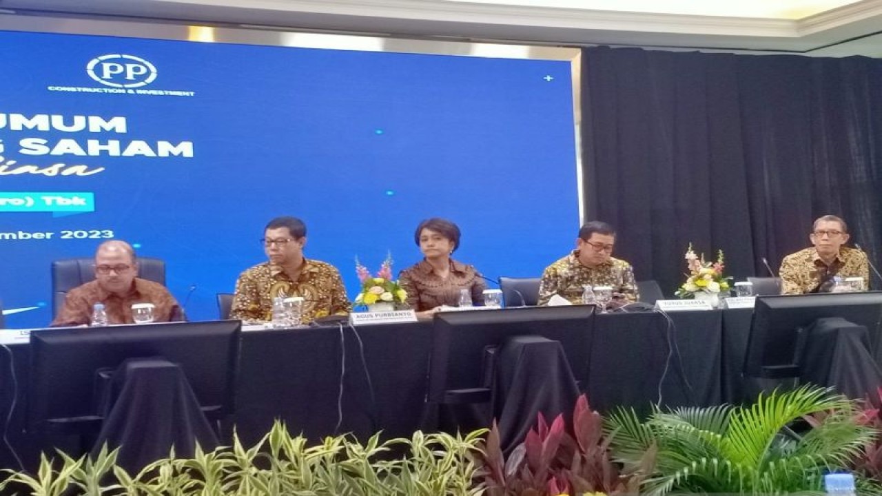 Direktur Utama PT PP (Persero) Novel Arsyad (kiri) didampingi jajaran direksi perseroan dalam jumpa pers usai RUPSLB di Jakarta, Rabu (13/12/2023). ANTARA/Ahmad Wijaya.