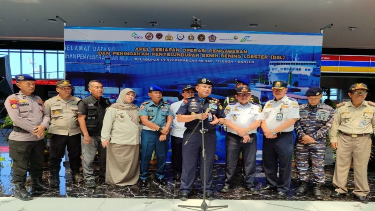 Direktorat Jenderal Pengawasan Sumber Daya Kelautan dan Perikanan (PSDKP) Kementerian Kelautan dan Perikanan menggelar apel gabungan dalam rangka kesiapan operasi pengawasan dan penindakan, mengantisipasi terjadinya penyelundupan benih bening lobster di Pelabuhan Merak, Senin. (ANTARA/Mulyana)